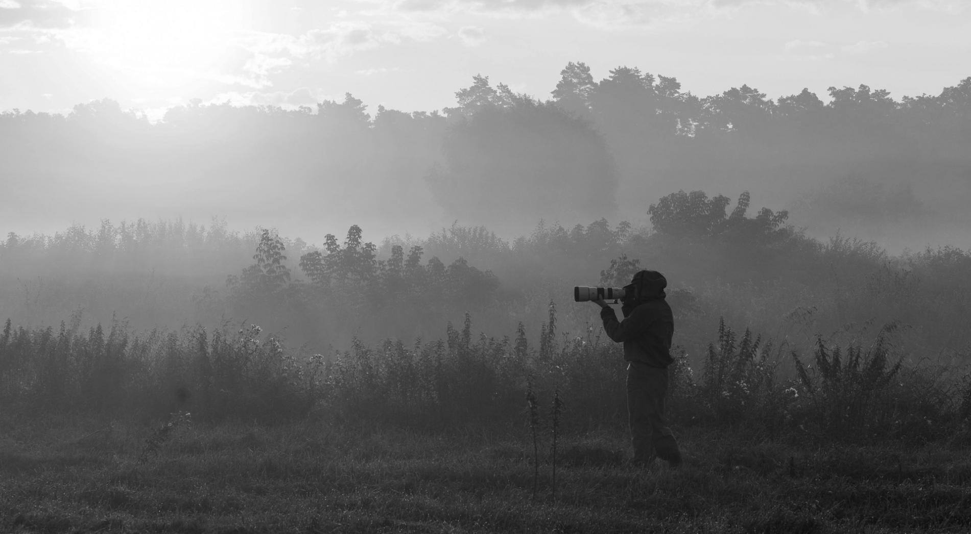 Estudiante practicando técnicas de fotografía en exteriores